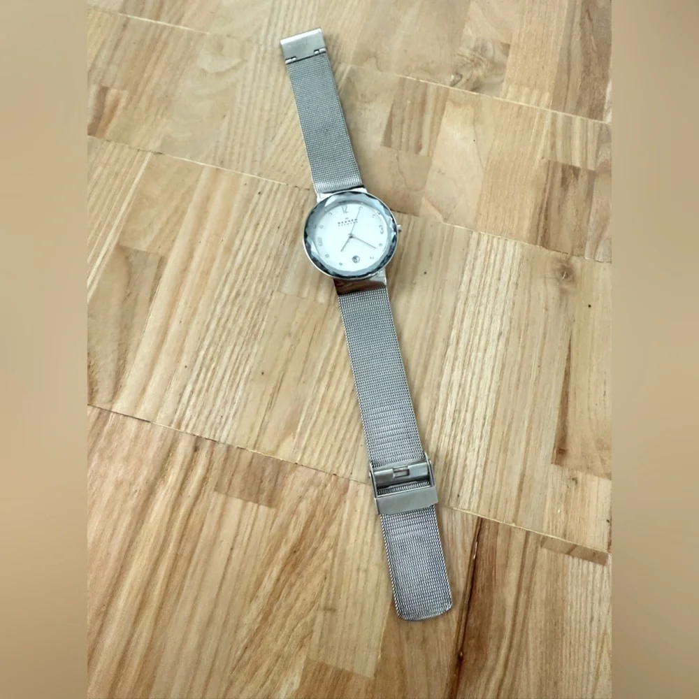 Skagen ladies steel Leonora faceted glass watch NEW BATTERY